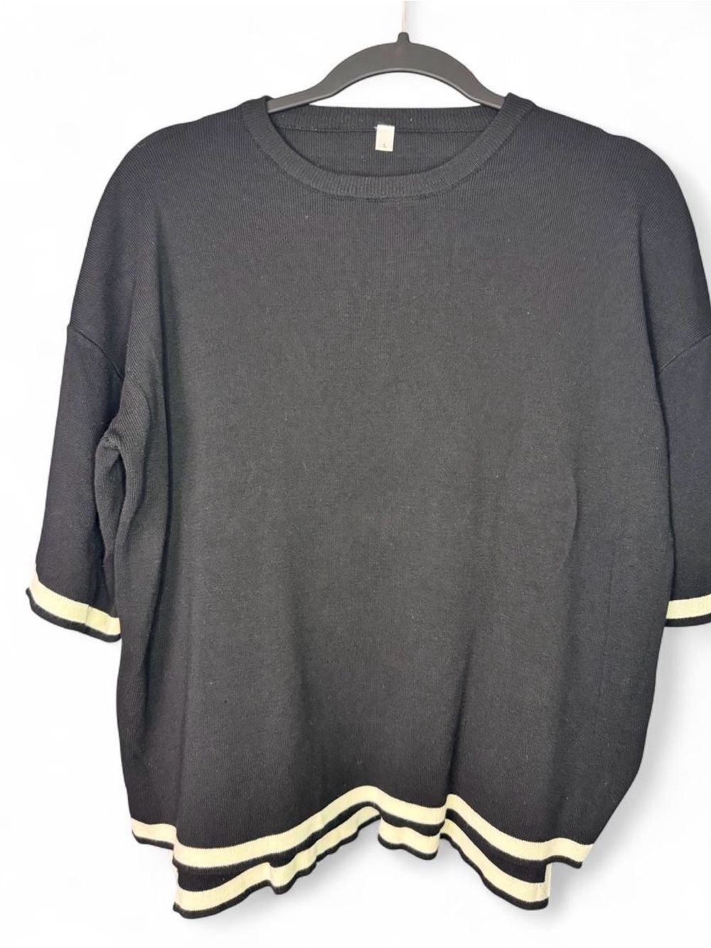 Source Unknown Black Short-Sleeve Knit Top with Cream Trim